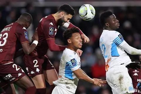 الدوري الفرنسي.. مارسيليا يضرب ميتز بثلاثية ويثبت أقدامه بالمربع الذهبي